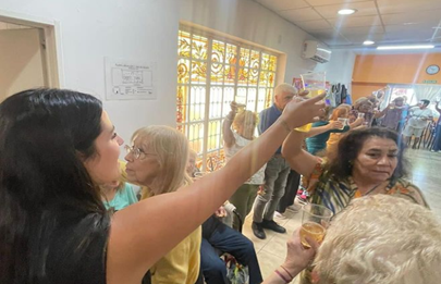  La Comuna 7 brindó con adultos mayores de Parque Chacabuco