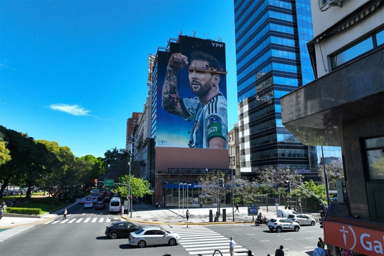 El muralista Martín Ron, inauguró el mural de Messi en la 9 de julio
