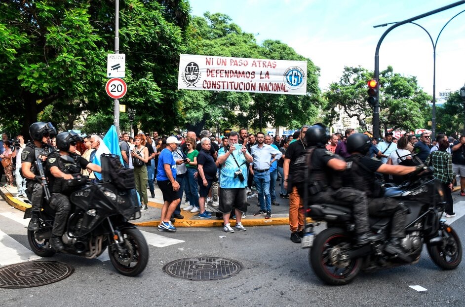 La CGT protestó frente a Tribunales contra el DNU de Milei y hubo protocolo antipiquetes