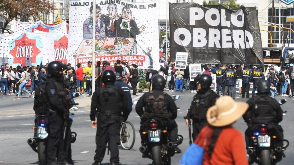 El Gobierno bonaerense no aplicará el protocolo antipiquetes y hubo críticas del Gobierno de Javier Milei