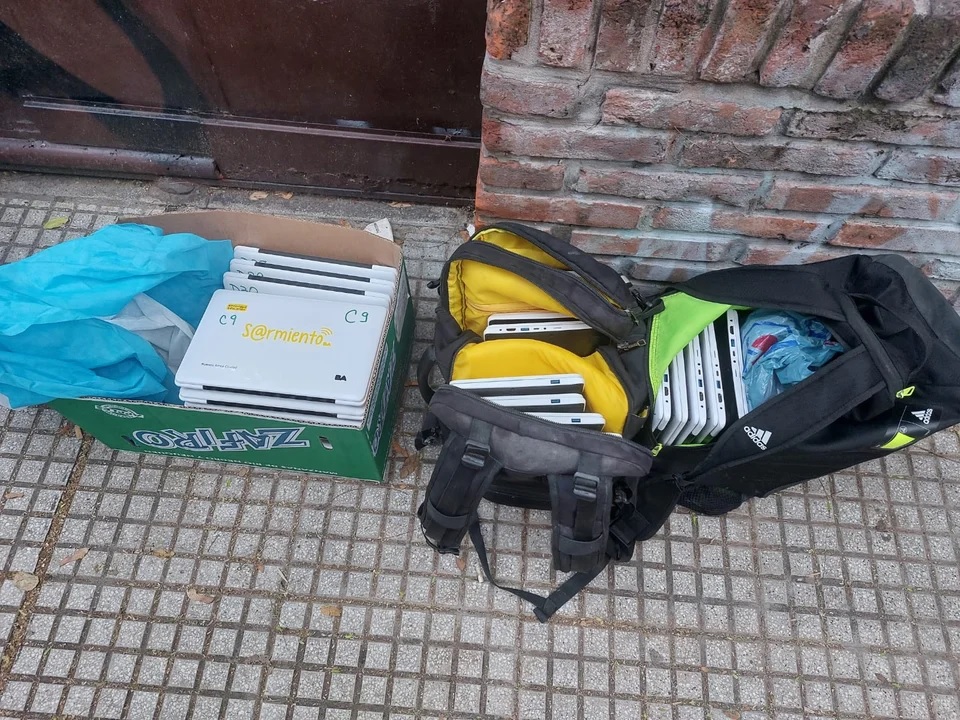Villa General Mitre: un joven y cuatro adolescentes detenidos por robar computadoras de una escuela