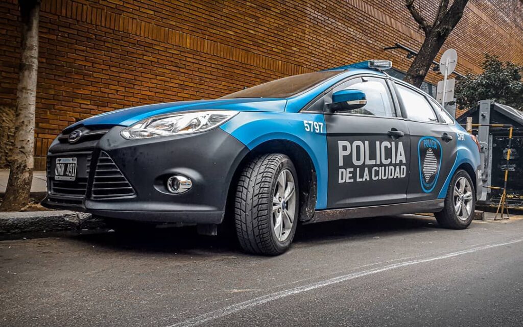 Balearon a una policía de la Ciudad al robarle el celular en Villa Celina