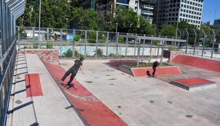 Puerto Madero: el GCBA construyó una pista de skate sobre el Paseo del Bajo