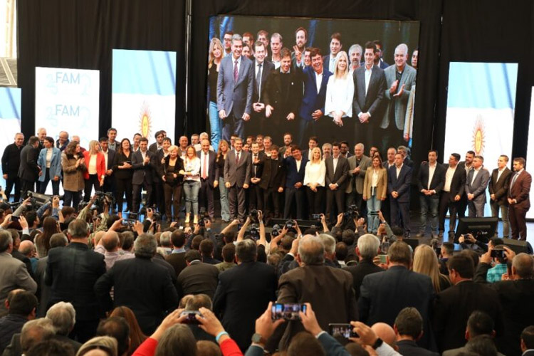 500 intendentes presentaron recurso de amparo contra el DNU de Milei