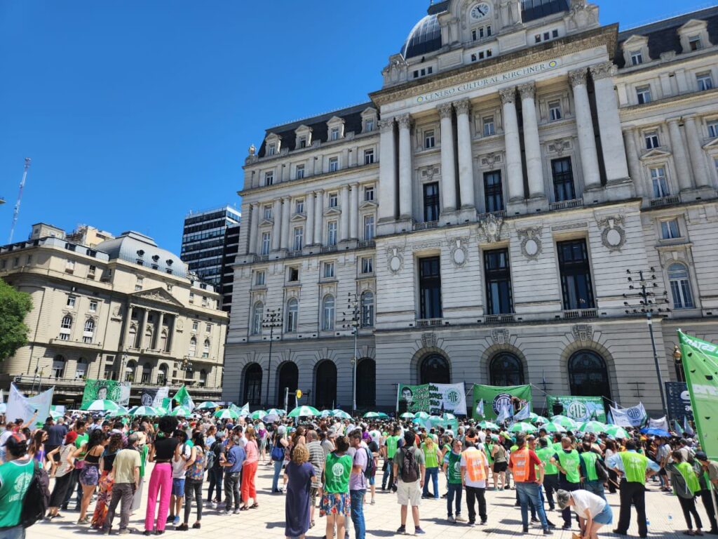 Gremios protestaron frente al CCK contra los despidos y la “licuación de los salarios”
