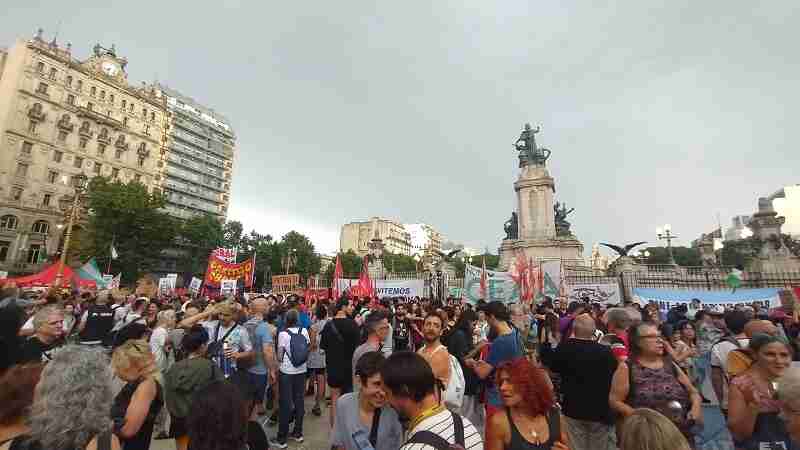 Realizaron frente al Congreso un “cacerolazo cultural” contra recortes en el área