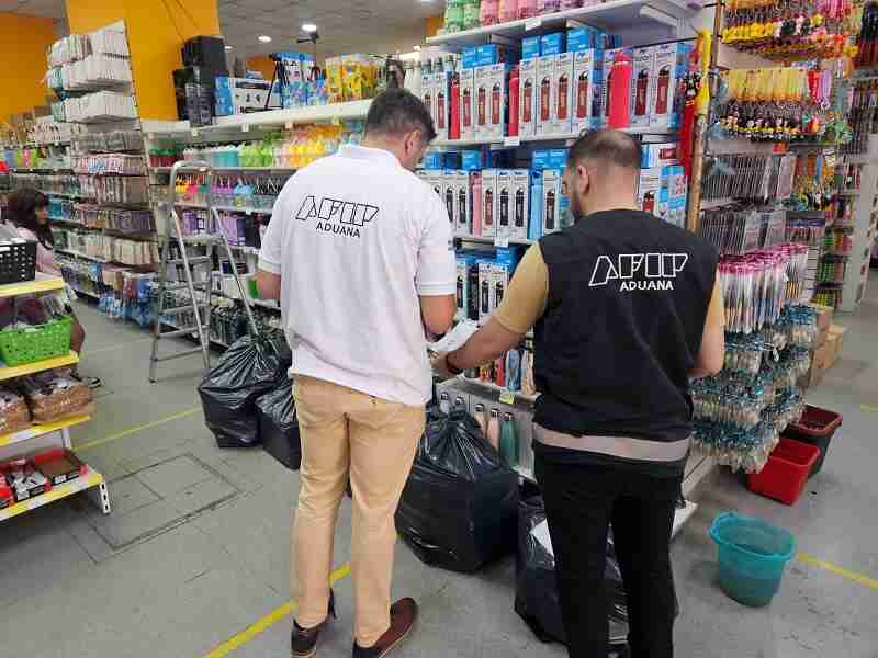 La Aduana incautó 500 termos sin certificación en Once y en Córdoba valuados en $16.000.000