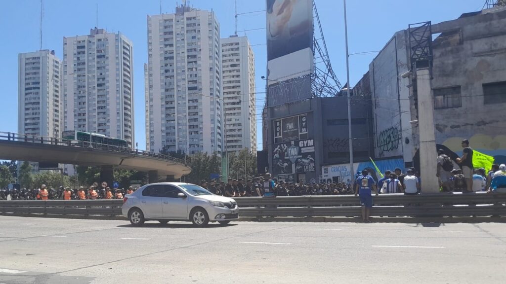 La CGT denunció que Gendarmería y Prefectura cortaron el Puente Pueyrredón