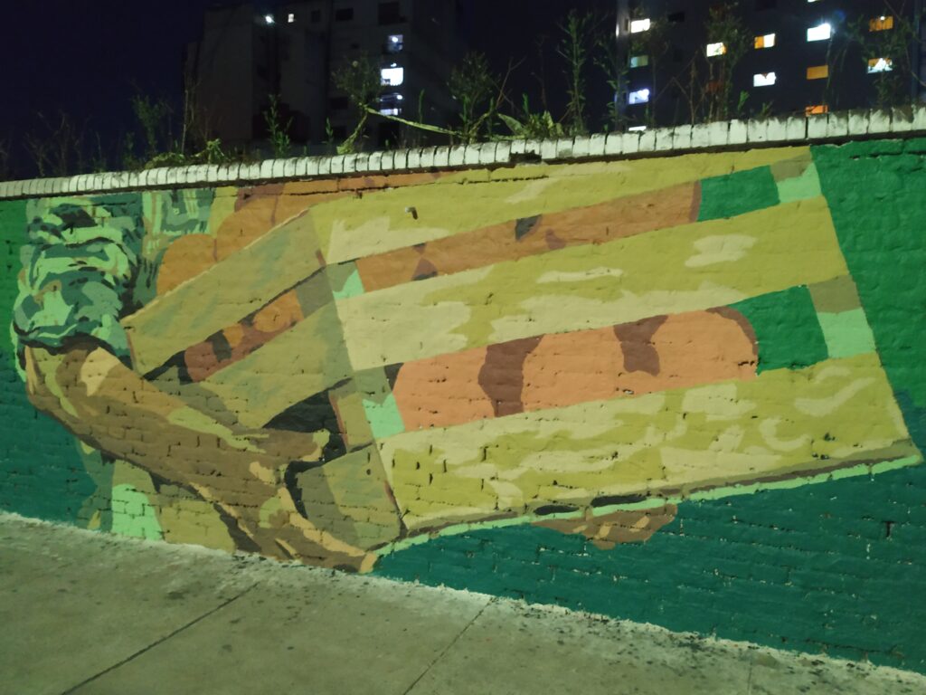 Realizaron un mural de tres cuadras en la curva de Díaz Vélez con motivos sobre el Abasto, el tango y la cultura popular