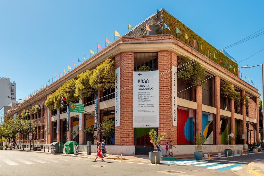 Talleres de moda, fanzine y pintura, espectáculos audiovisuales y recorridos artísticos