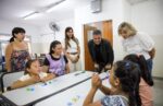 Jorge Macri junto a los chicos que van a las Escuelas de Verano