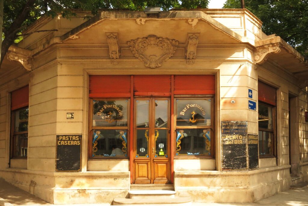 La peña de las colectividades en Bar Portuario