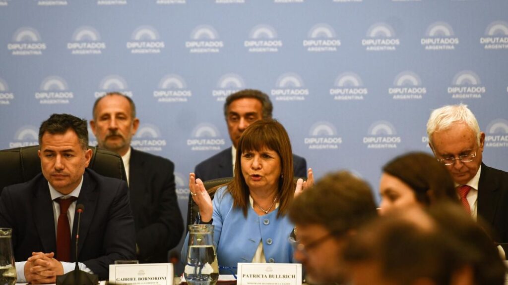 Patricia Bullrich anunció la anulación del artículo que obligaba a pedir permiso para reuniones de tres o más personas