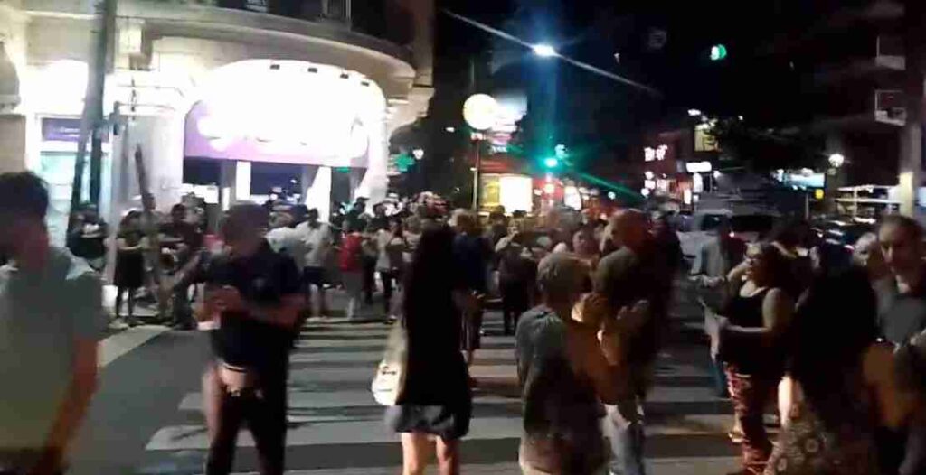 Almagro: cacerolazo en Medrano y Corrientes contra el DNU y la Ley Ómnibus de Milei