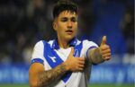 Vélez vende al Bologna de Italia a Santiago Castro