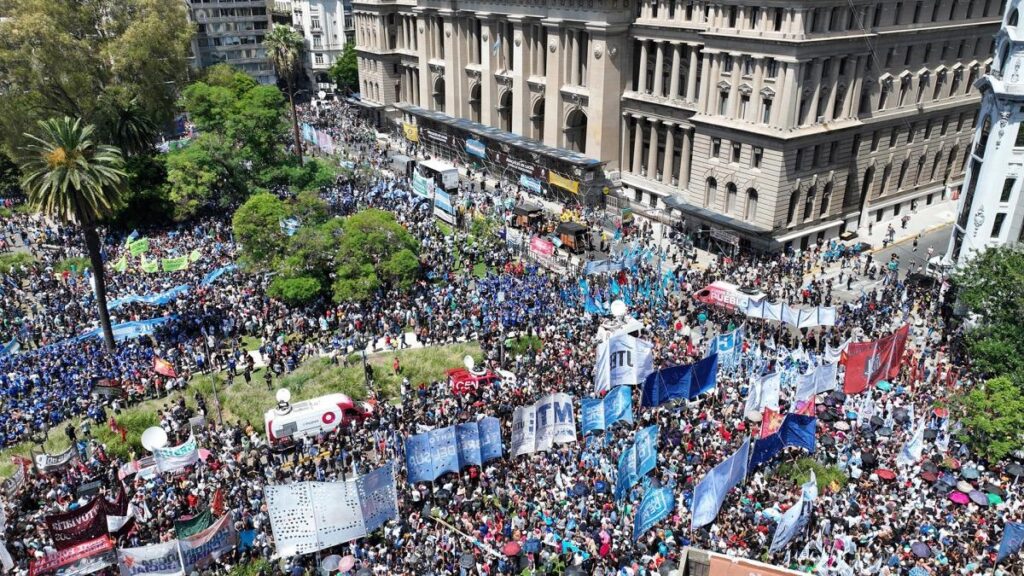 Bullrich intimó a sindicatos y piqueteros a pagar hasta $56.000.000 por los operativos policiales en Plaza de Mayo y Tribunales