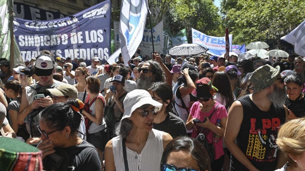 Comenzó el paro general contra Javier Milei con miles de personas en el centro porteño y la zona de Congreso