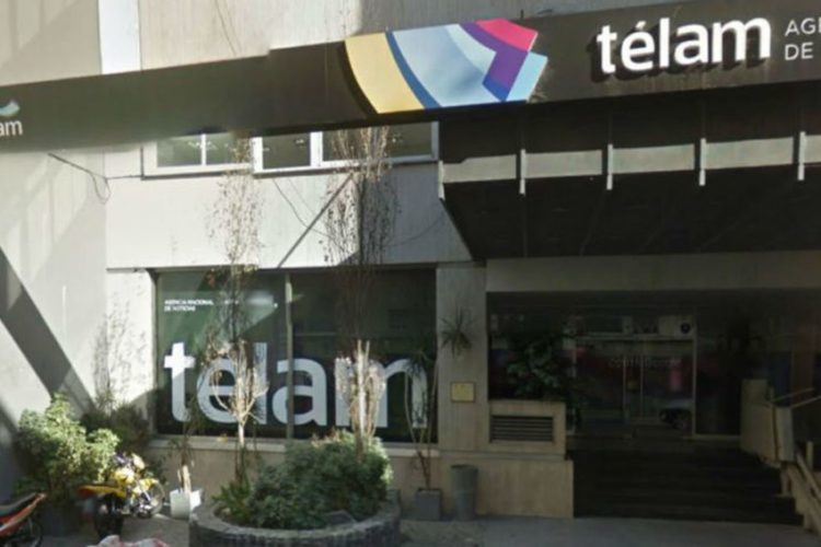 Estiman intimidatoria la presencia de fuerzas policiales frente a medios públicos