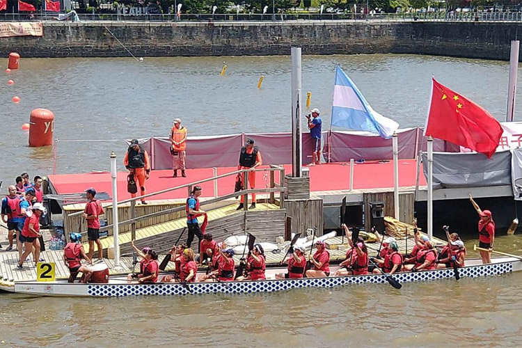 Competencia de “botes dragones” en Puerto Madero por el Año Nuevo Chino