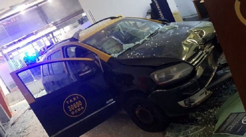 Belgrano: triple choque terminó con cuatro hospitalizados y un taxi dentro de un banco