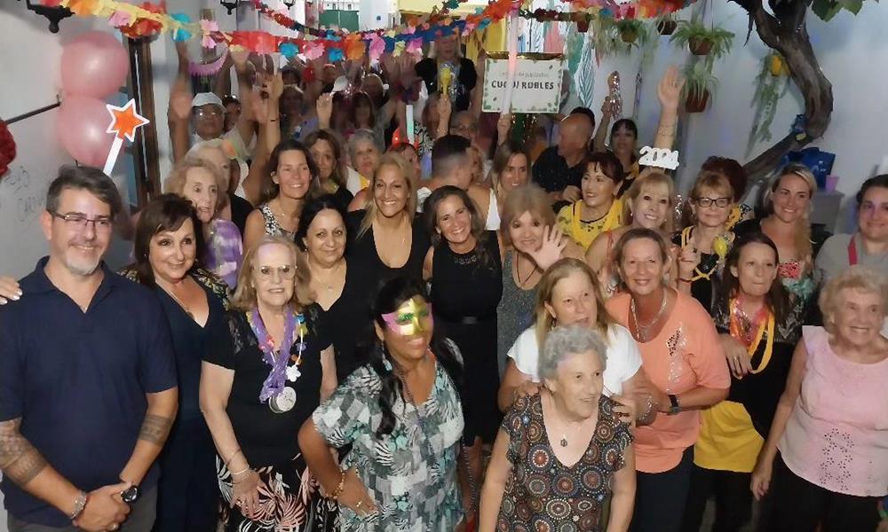 Noche de carnaval para adultos mayores