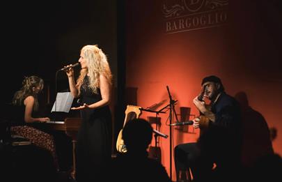 Concierto solidario a sala llena en Flores