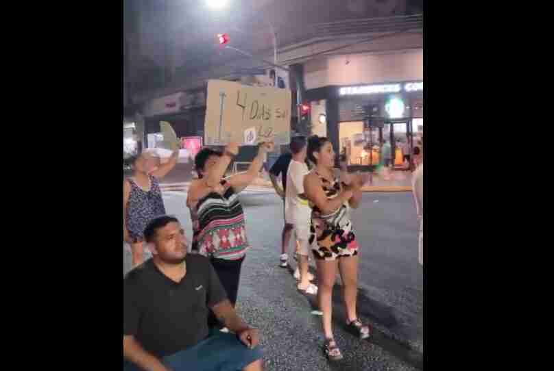 Abasto: vecinos cortaron Corrientes y Jean Jaurés, denunciaron que están hace cuatro días sin luz