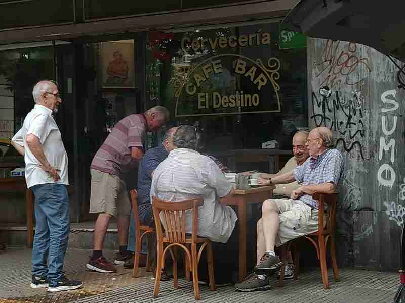 Se volvió viral una foto de la barra del Bar El Destino del Abasto: “La vida me pide demasiado y yo solo quiero ser ellos”