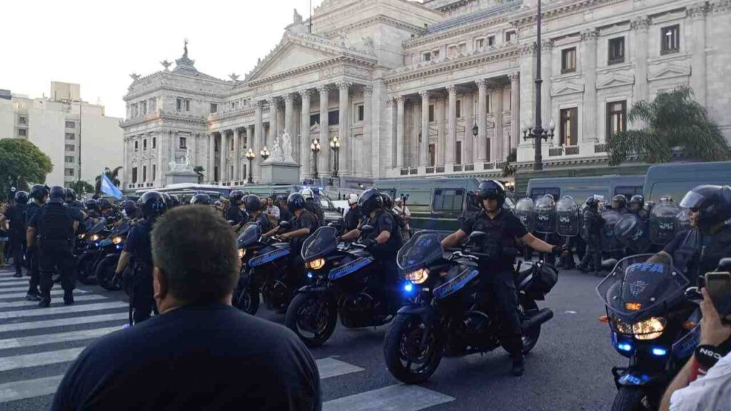 Ley Ómnibus: en los alrededores del Congreso hubo balas de goma, gas pimienta, hidrantes, heridos, detenidos y diputados en las calles