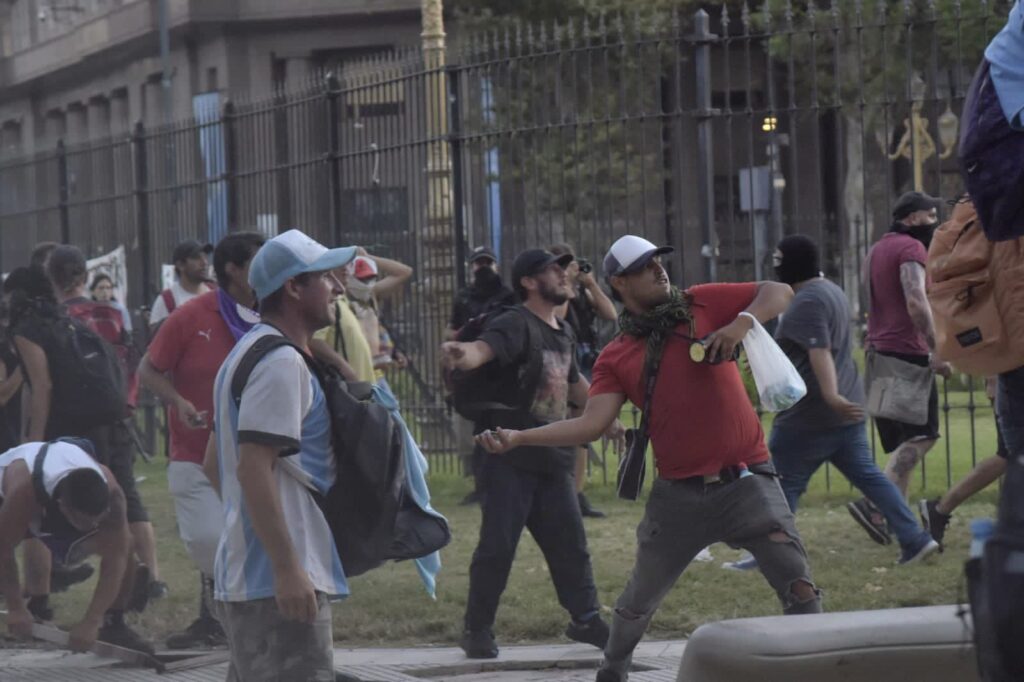 Aprobada la Ley Ómnibus, hubo incidentes y represión frente al Congreso: Bullrich demandará penalmente a “todos los que quemaron bienes públicos”