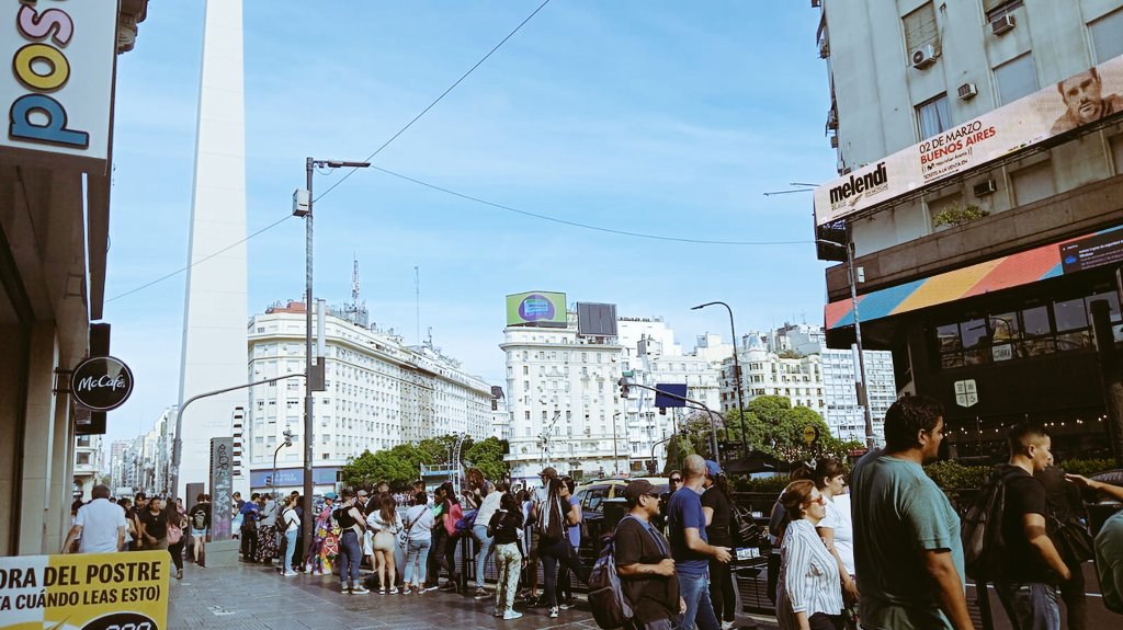 Movimientos sociales armaron una “fila del hambre” frente a Capital Humano que va de Retiro al centro porteño