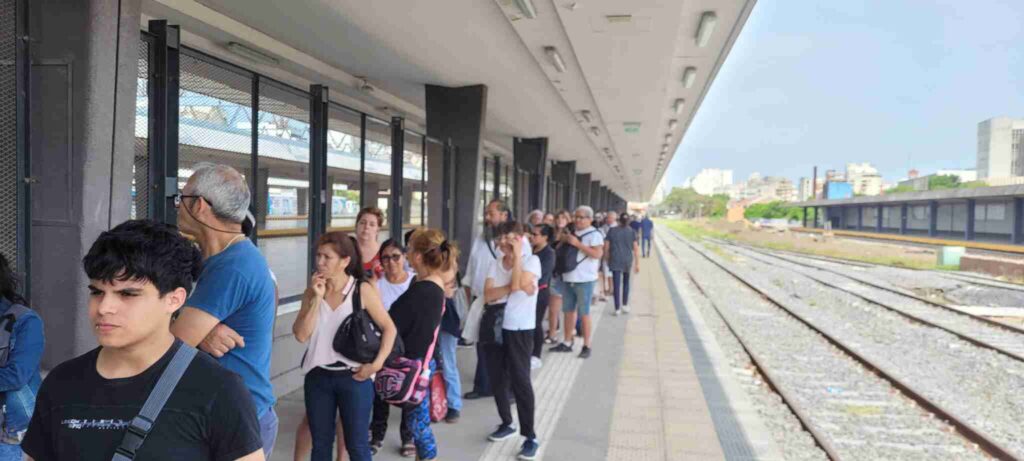 Balvanera: al menos cinco cuadras de cola en Once para registrar la SUBE
