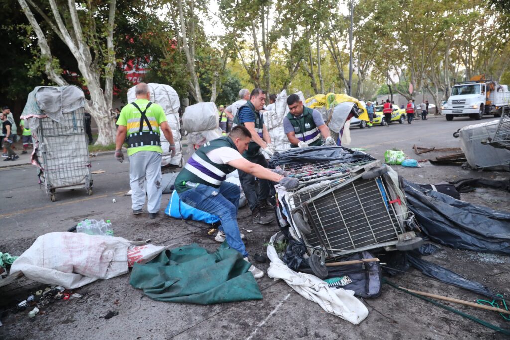 Retiro: el Gobierno porteño desocupó una calle frente a la terminal de ómnibus y desmanteló una feria en la que vendían elementos robados