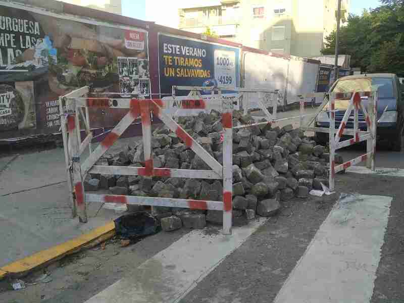 Abasto: removieron adoquines en la calle Guardia Vieja