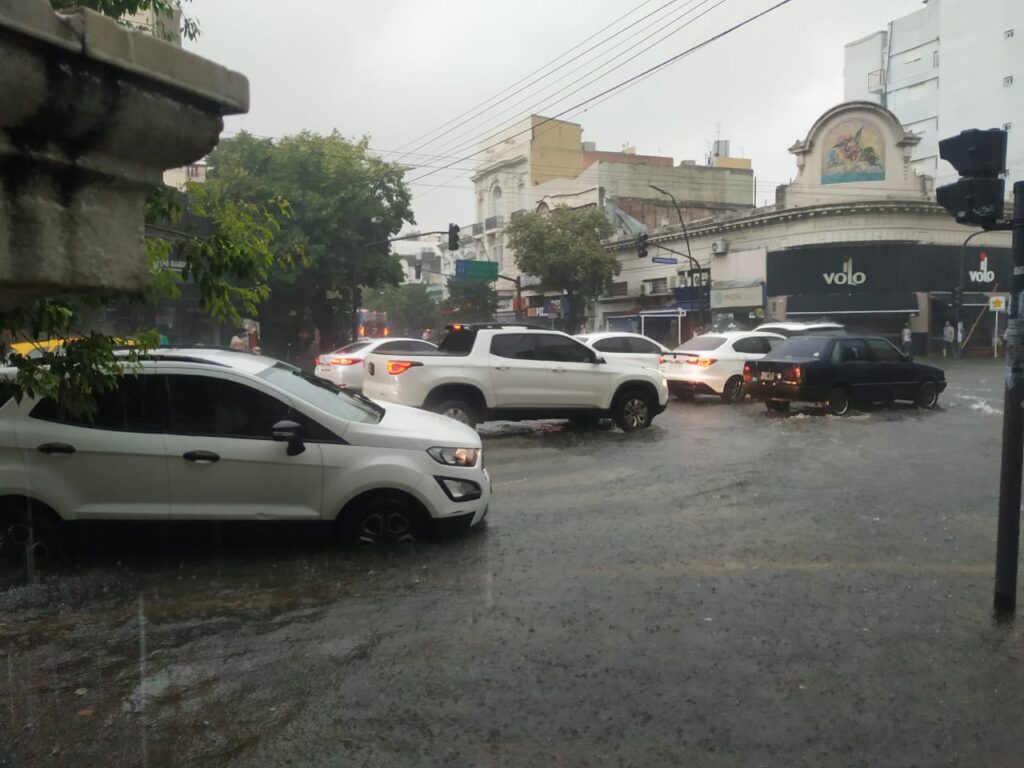 Calles inundadas, miles de usuarios sin luz y subte interrumpido durante la fuerte tormenta en la Ciudad de Buenos Aires