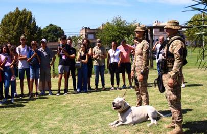 Vecinos visitaron la División K9 de la Policía de la Ciudad