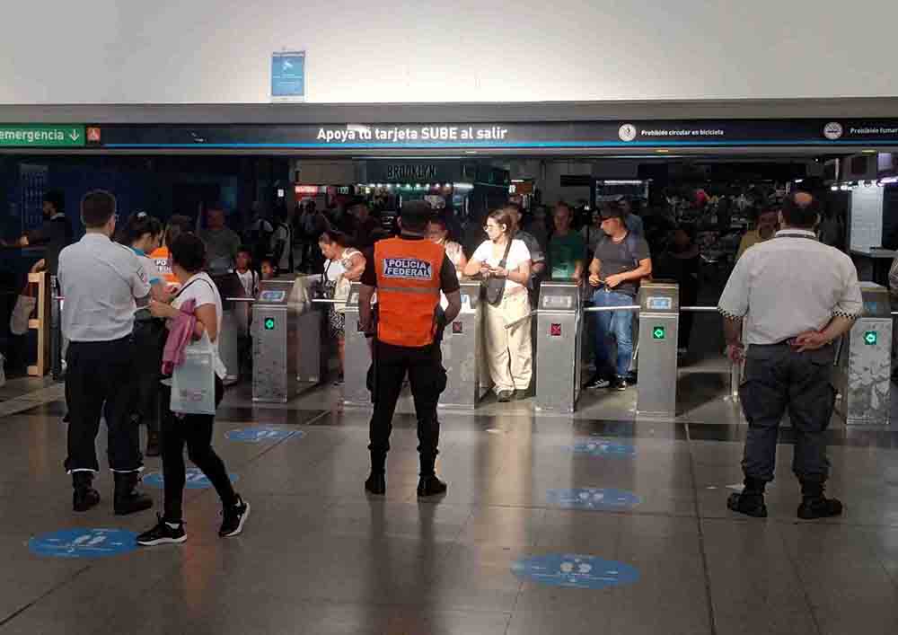 Balvanera: colocaron policías y guardas en la estación Once para que la gente no salte los molinetes