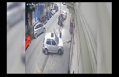 Insólito choque con un auto en la vereda en Flores