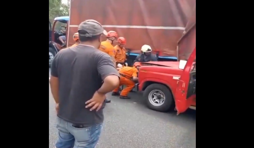 Chocaron dos camiones en Balbín y General Paz y un conductor resultó herido