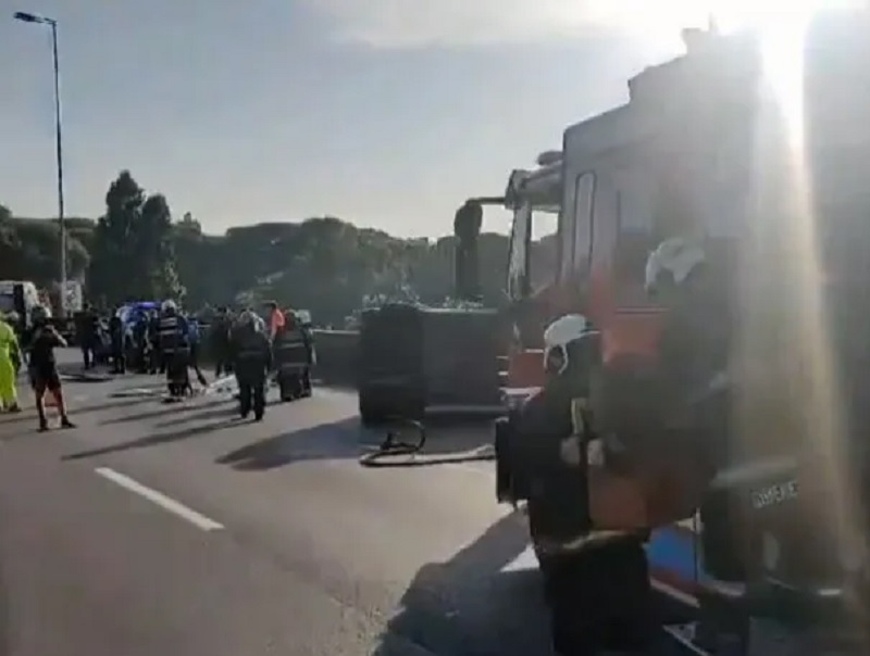 Parque Chacabuco: un auto volcó sobre la Autopista 25 de Mayo, intervino un helicóptero del SAME