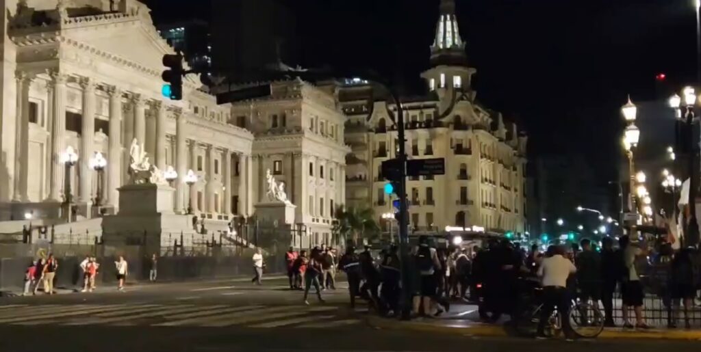 Ley Ómnibus: nuevo cuarto intermedio tras una jornada con represión, heridos y detenidos frente al Congreso