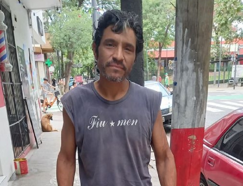 Balvanera: desalojaron de una plaza a una persona sin techo y le incautaron el DNI: “Es un NN, no puede hacer ningún trámite ni tiene su historia clínica”