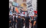 Ante un operativo de fuerzas federales, Piqueteros protestaron en Puente Pueyrredón por los alimentos en comedores populares y buscaban llegar a Capital Humano en Retiro