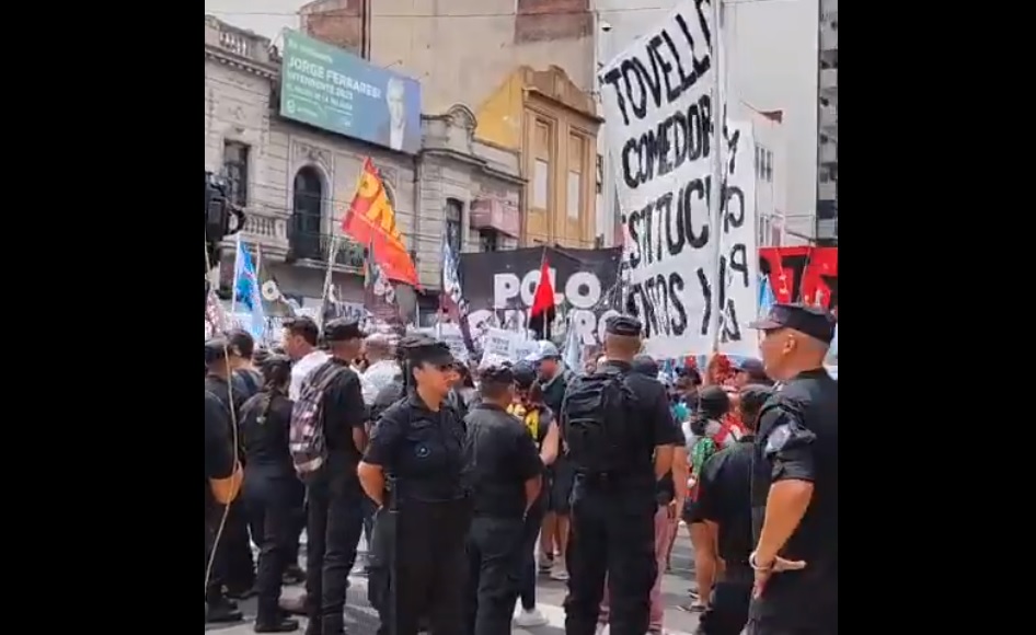Ante un operativo de fuerzas federales, Piqueteros protestaron en Puente Pueyrredón por los alimentos en comedores populares y buscaban llegar a Capital Humano en Retiro