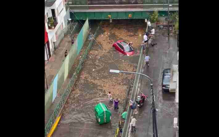 Almagro: durante el temporal se inundó el puente de Yatay y un auto quedó flotando