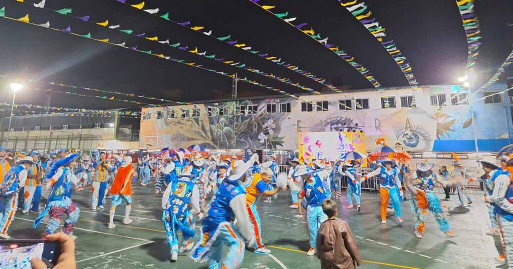 Éxito y Debut Deslumbrante: Centro Murga Perdidos Por Parque Chas Brilla en el Carnaval Porteño 2024