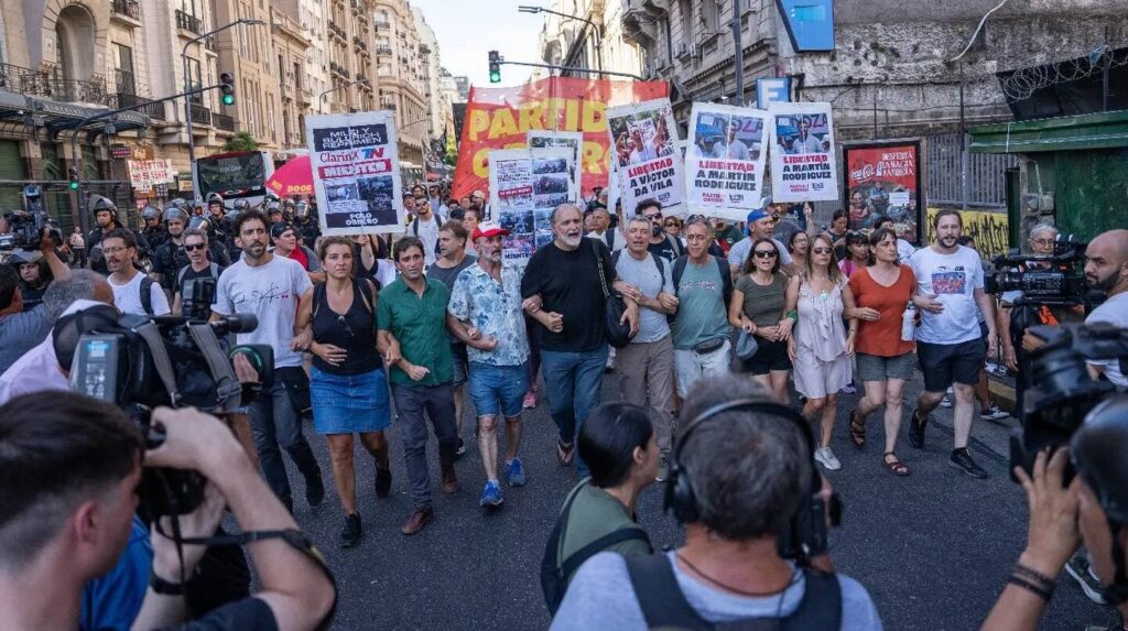 Ley Ómnibus: en la segunda jornada, movimientos piqueteros marcharon al Congreso y la policía buscó impedir cortes de calle