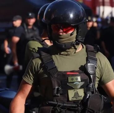 Un policía lució una insignia libertaria en su uniforme: Milei le dio “Me gusta” en redes, pero Bullirch dijo que podrían sancionarlo