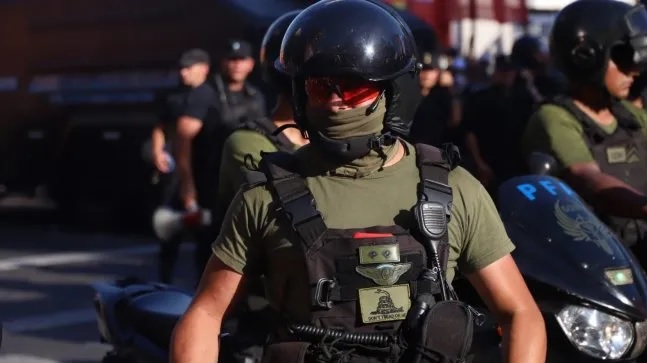 Un policía lució una insignia libertaria en su uniforme: Milei le dio “Me gusta” en redes, pero Bullirch dijo que podrían sancionarlo