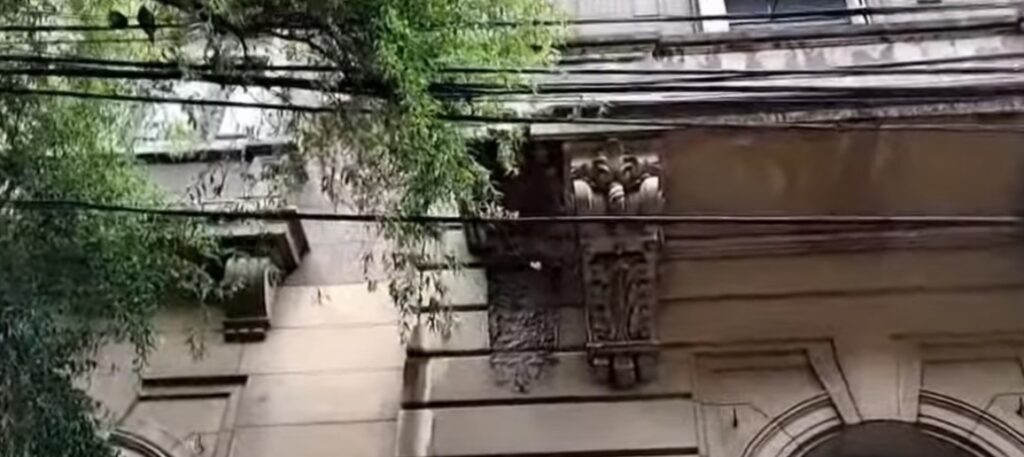 Recoleta: se cayó un pedazo de mampostería en un edificio judicial frente al Colegio Carlos Pellgrini